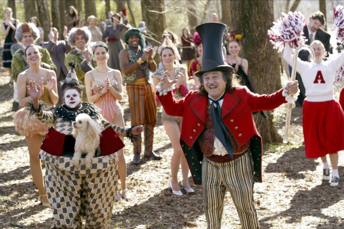 Дип Рой и Дэнни ДеВито в фильме «Крупная рыба» (2003)