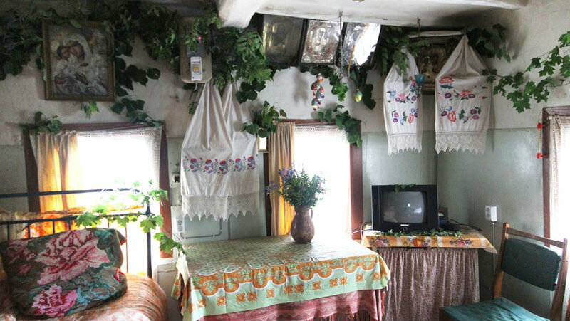 Сельская изба, украшенная зеленью к празднику Троицы. Фото из открытых источников. 