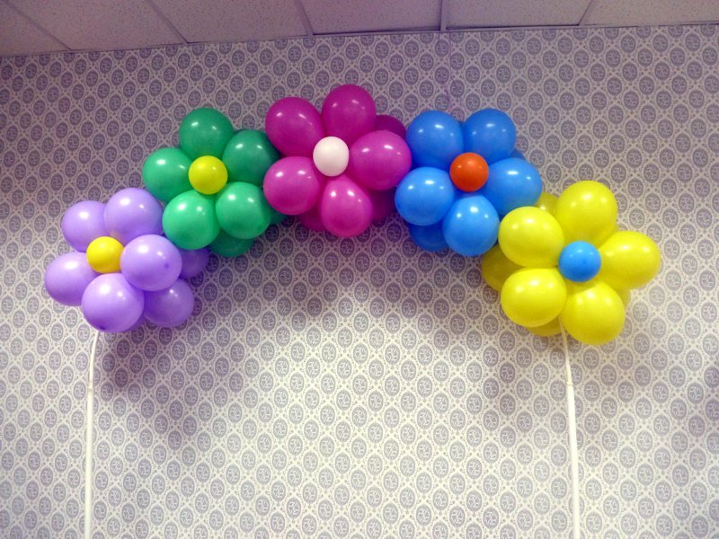 Как украсить комнату шариками: простыми воздушными шарами без гелия