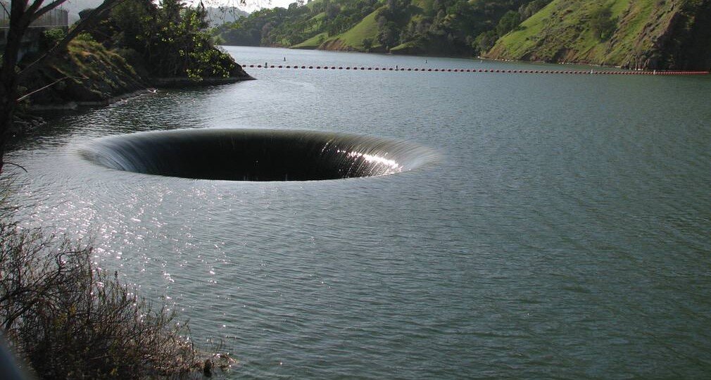 Карстовая воронка в воде