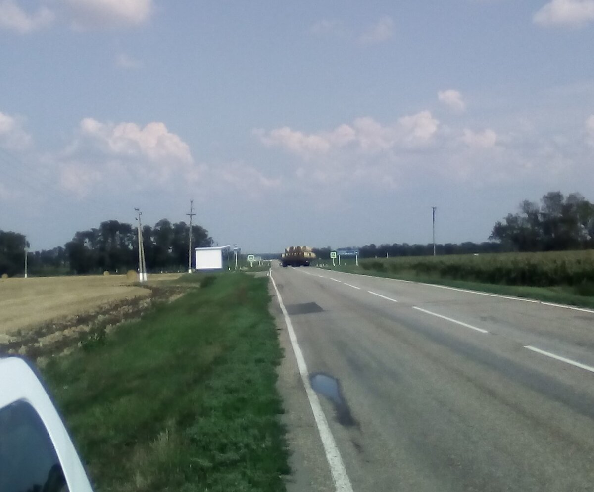 А вот так перевозят эти огромные рулоны сена.