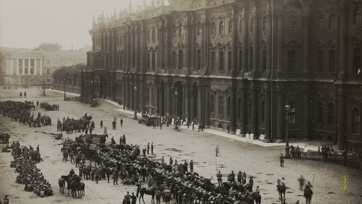 Старые и новые революции. Зимний дворец революция 1917. Дворцовая площадь в Санкт-Петербурге 1917. Февральская революция 1917 зимний дворец. Зимний дворец 1917 Дворцовая площадь.