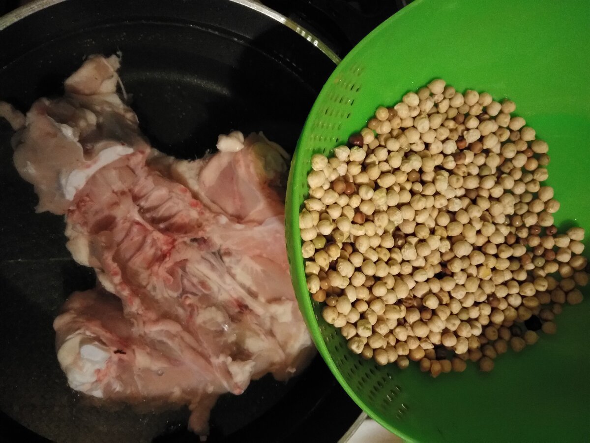 Варим бульон из курицы с нутом.