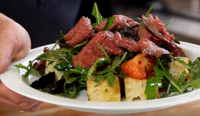 Томат желтый -  1шт.                                                                                                                                        Багет - 1шт.                                                                                                                                                              Руккола - 30гр.
Перец болгарский - 50гр.
Ростбиф - 100гр.
 Багет нарезаем крупными кубами и отправляем в духовку подсушиться взбрызнув предварительно маслом. Нарезаем томат дольками. Если вдруг у вас ножи не очень острые то лучше резать помидор изнутри, а не снаружи, тогда вся мякоть останется на месте, а не выдавится из помидора.  Болгарский перец нарезаем кубиками 1на1см. Смешиваем в миске все овощи и рукколу. Добавляем в миску заправку и тщательно перемешиваем. Выкладываем на блюдо овощную составляющую. Ростбиф нарезаем максимально тонкими кусочками и выкладываем с краю. Сверху поливаем нашей заправкой и волшебный, летний вкус готов. 
Приятного аппетита! 