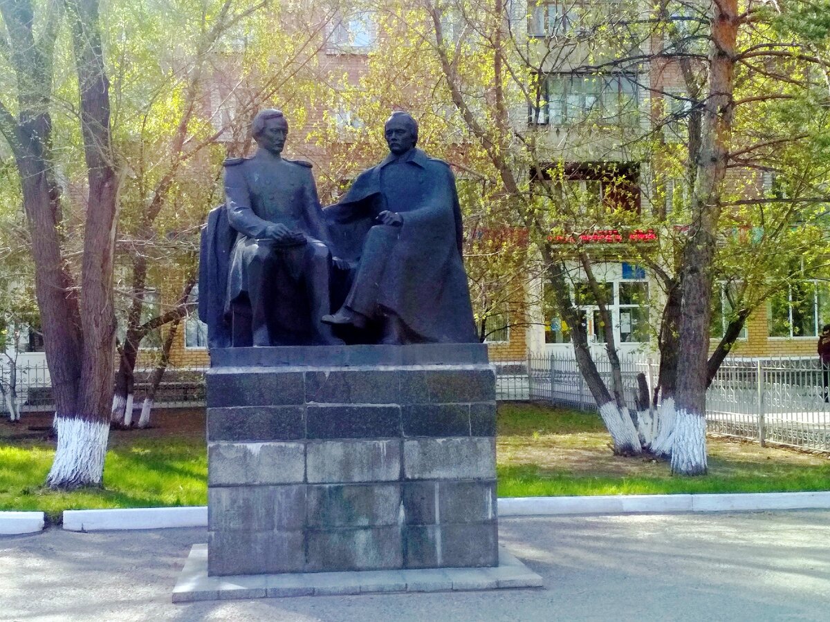 Семипалатинск. Памятник Твардовскому и Тёркину в Смоленске. Памятник Теркину в Смоленске. Памятник Александру Твардовскому и Василию Тёркину в Смоленске. Смоленский памятник Василию Теркину.