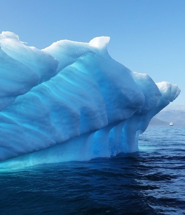 https://cdn.pixabay.com/photo/2019/09/23/14/03/iceberg-4498677_960_720.jpg 