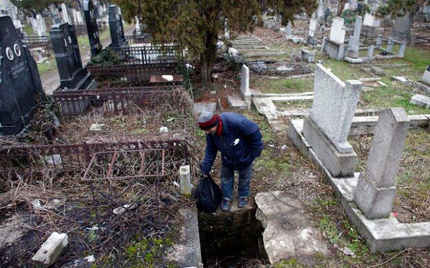 Закопать фото на кладбище. Захоронение человека на кладбище. Нижнегниловское кладбище.
