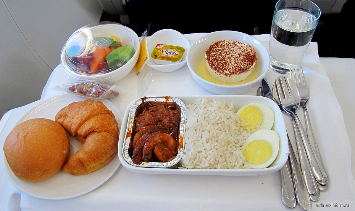 Обед в самолете. Еда в самолете. Еда в самолете бизнес класс. Завтрак в самолете.