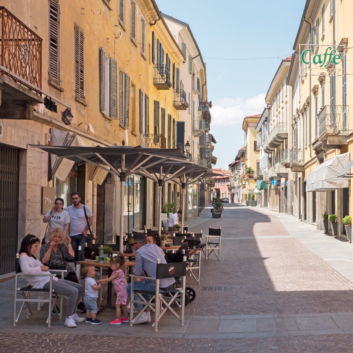 Была сиеста и открыто только одно кафе