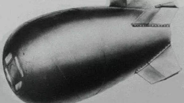 
МОСКВА, 25 ноября/ Радио Sputnik. На севере Польши проводят операцию по обезвреживанию 900-килограммовой бомбы времен Второй мировой войны, передает РИА Новости.
Обезвреживание снаряда проходит на севере Польши в Щецинском заливе.
Там была обнаружена бомба типа Mk IV, вес боеприпаса составляет 900 килограммов.


По мнению специалистов, она была сброшена с британского самолета во время войны.

В данной местности введен запрет на движение судов, отмечает агентство.
Саперы поднимут боеприпас на поверхность, далее погрузят на специальное судно и вывезут на морской полигон для подрыва.
Ранее радио Sputnik сообщало, что на территории Кремля нашли бомбу времен Великой Отечественной войны.
