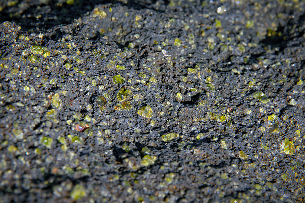 Вулканический туф с крупинками оливина крупным планом.