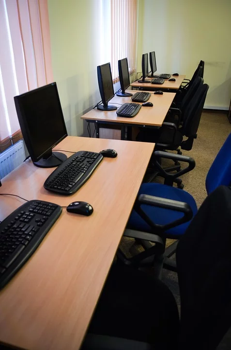 Учебный класс в школе. Источник: https://cdn.pixabay.com/photo/2014/08/26/21/59/school-428662_960_720.jpg