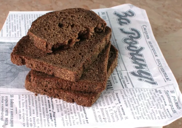 100 грамм хлеба. Хлеб в виде пресса. 50 Грамм черного хлеба. 20 Грамм хлеба.