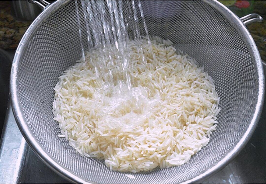 Пропаренный рис нужно промывать. Для варки риса. Отварить рис. Рис к воде. Как варить рис.