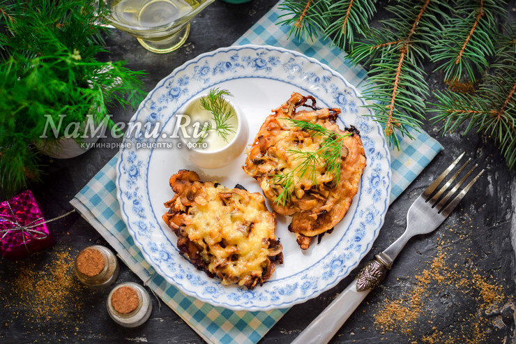 Куриные отбивные с грибами, помидорами и сыром в духовке