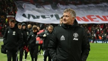 Как сообщает The Sun, руководство манкунианцев пообещало главному тренеру команды Уле-Гуннару Сульшеру 250 млн фунтов на приобретения.
