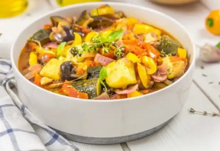 Предлагаем этот рецепт французского овощного блюда, которое каждая хозяйка готовит по-своему.