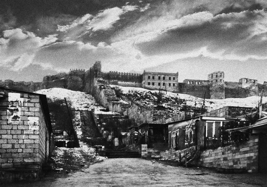 Вид на  цитадель "Нарын-Кала" снизу, из города 