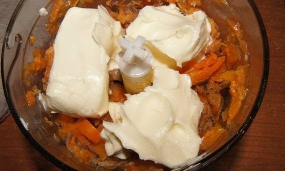 Добавляем сливочное масло и плавленый сырок