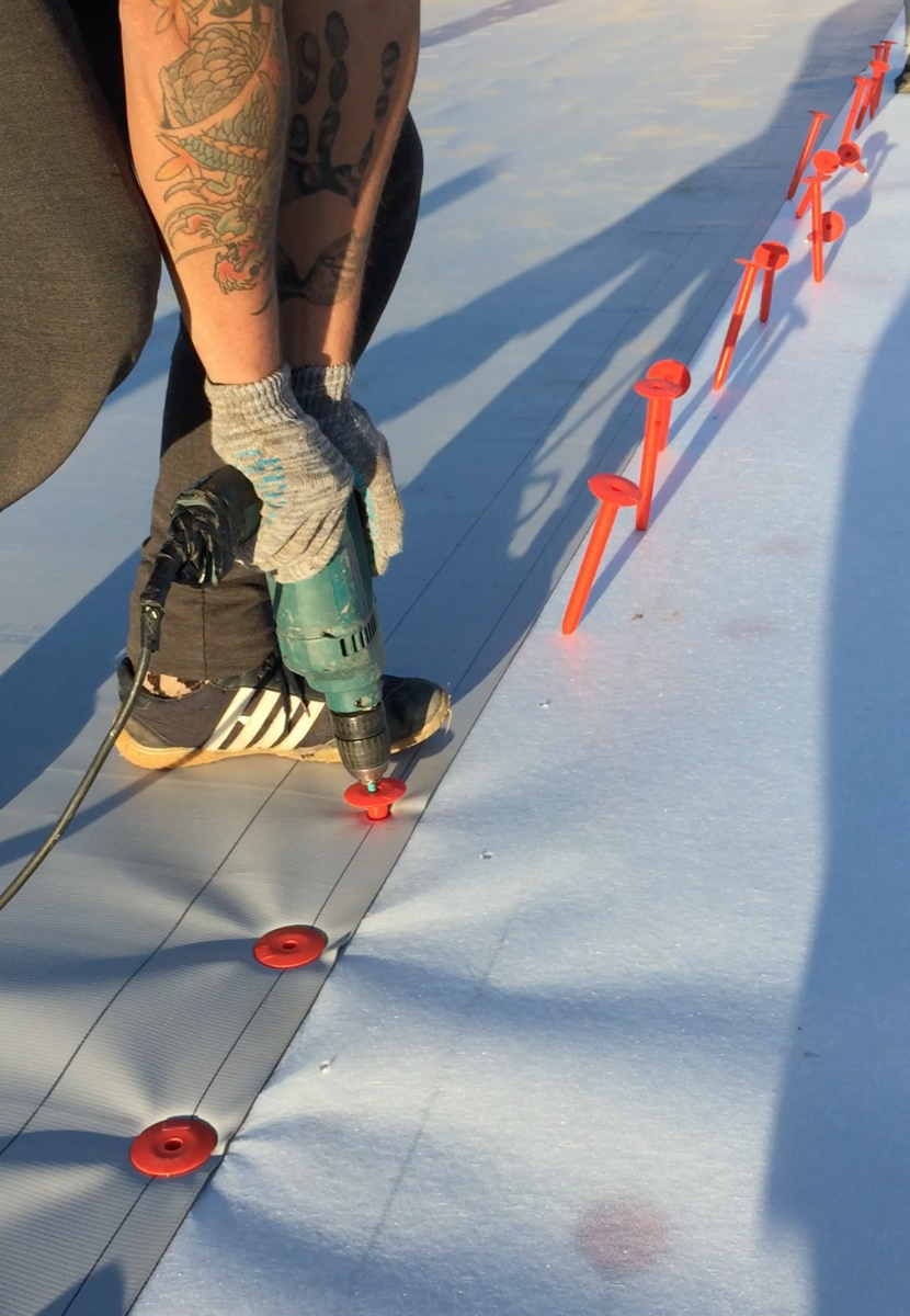 Крепление производится специальным крепежом