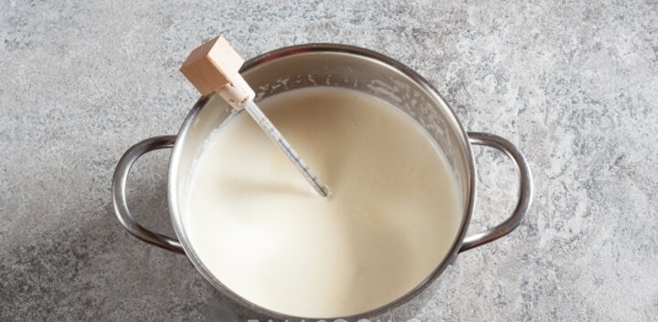 
2. Пока сливки прогреваются, выдавливаем из лимона сок. Нам понадобится 1-2 столовых ложки лимонного сока. Для начала используйте одну ложку сока, а если понадобится — вторую. Лимонный сок можно заменить лимонной кислотой или винным уксусом. Все эти кислоты способствуют сворачиванию молочного белка.