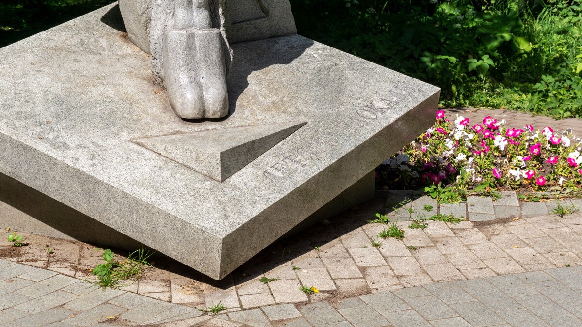 памятные доски блокады ленинграда аничков мост. памятник блокадному трамваю на стачек. спб памятный знак блокадная полынья. мемориальная композиция «блокадный колодец». блокадный ленинград презентация.