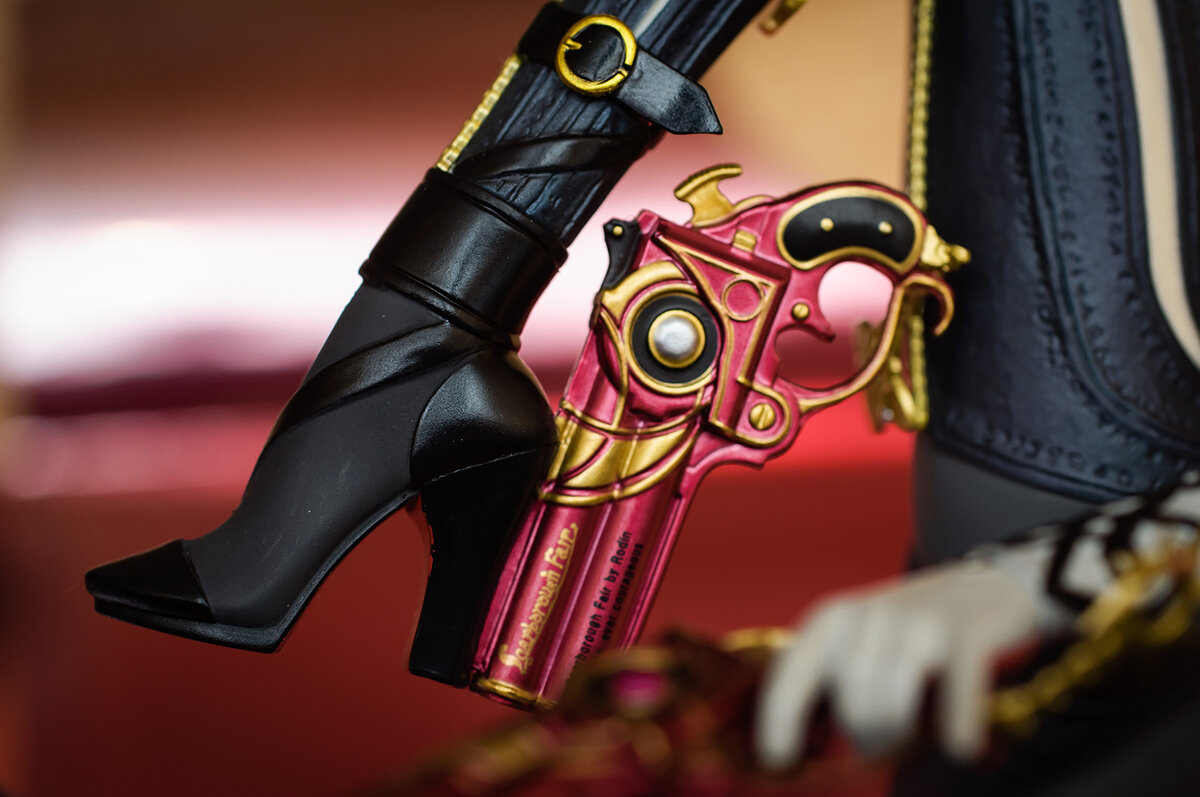 О да... Она волосатая и использует руки, как ноги.
Она мартышка!