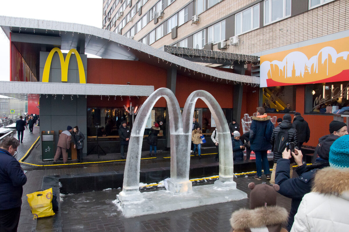 На том же месте ровно 30 лет спустя, 31 января 2020 года. Народу значительно меньше. 