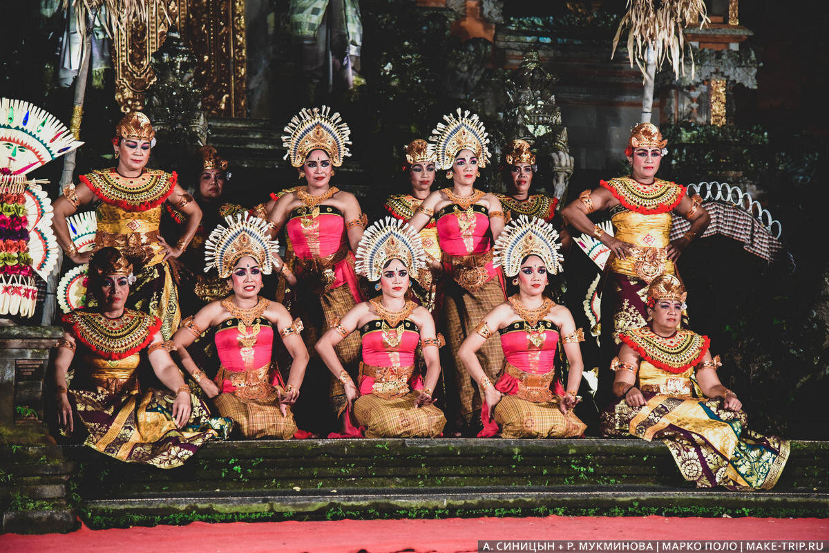 Традиционный танец-спектакль в храме Сарасвати в Убуде.