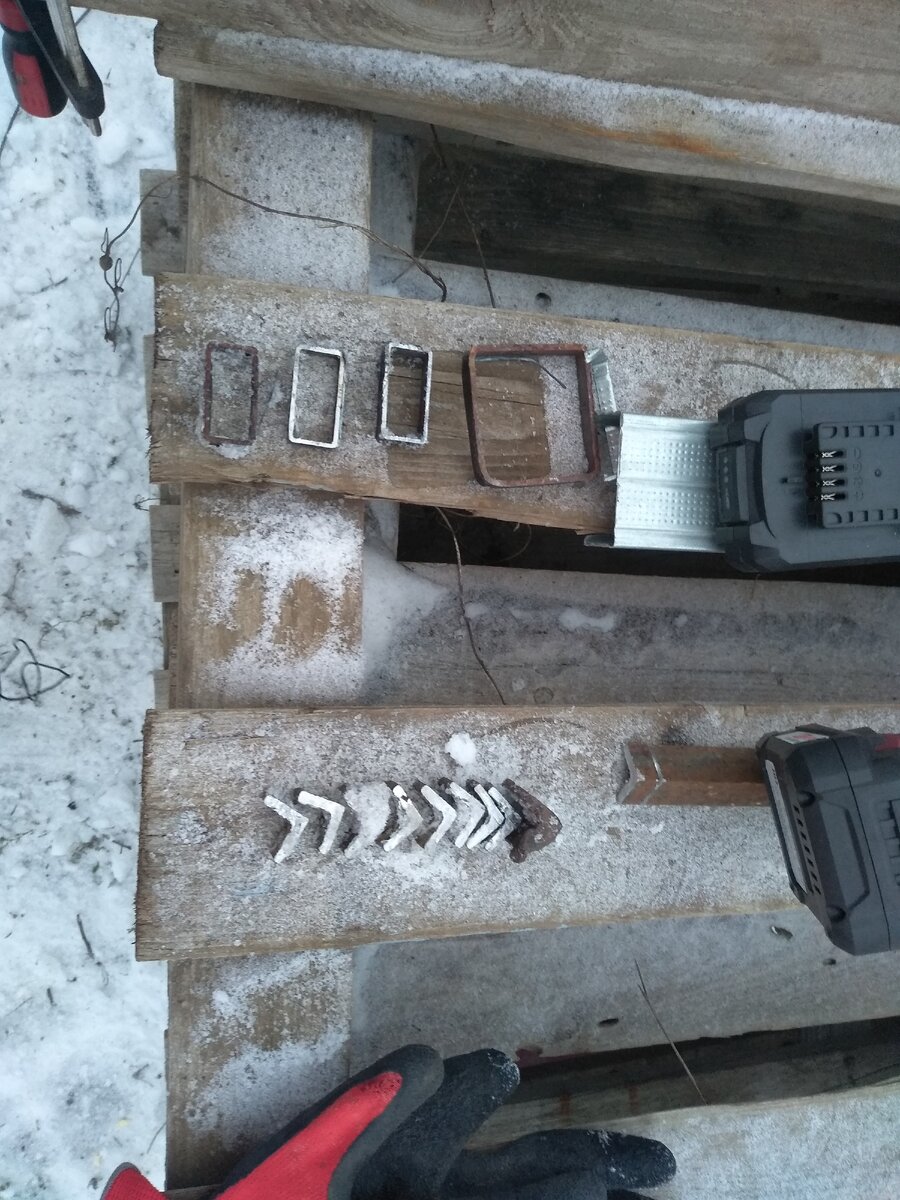 Визуально сколько получилось отрезать на каждом из аккумуляторов. Аккумуляторы при этом не полностью разрядились: можно работать с шуруповертом, но для отрезных работ по металлу с болгаркой уже не тянут.