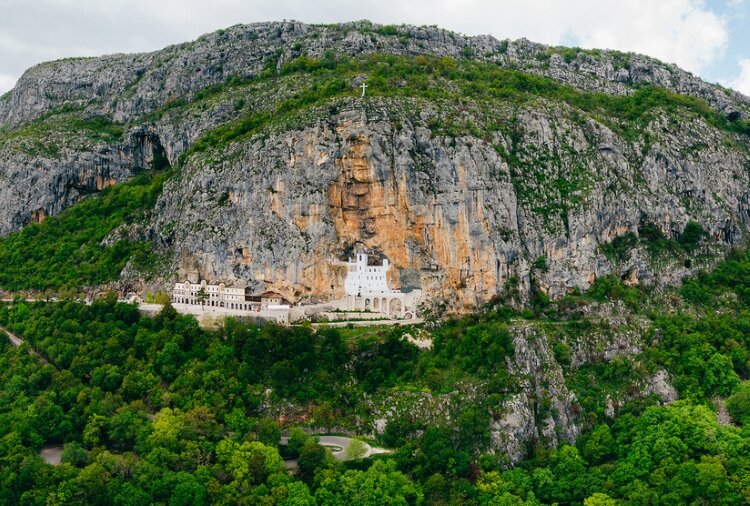 Монастырь Острог - сербский православный монастырь в Черногории