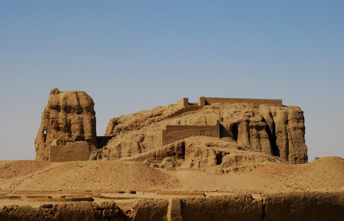 Раскопки города Керма. Священная скала Западная Деффуфа в Керме