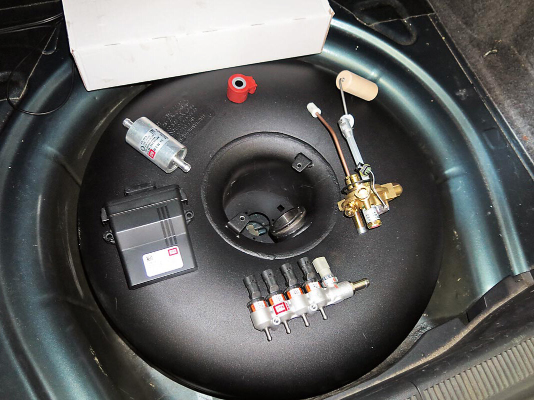 Сейчас довольно популярно ставить газобаллонное оборудование вместо запаски.