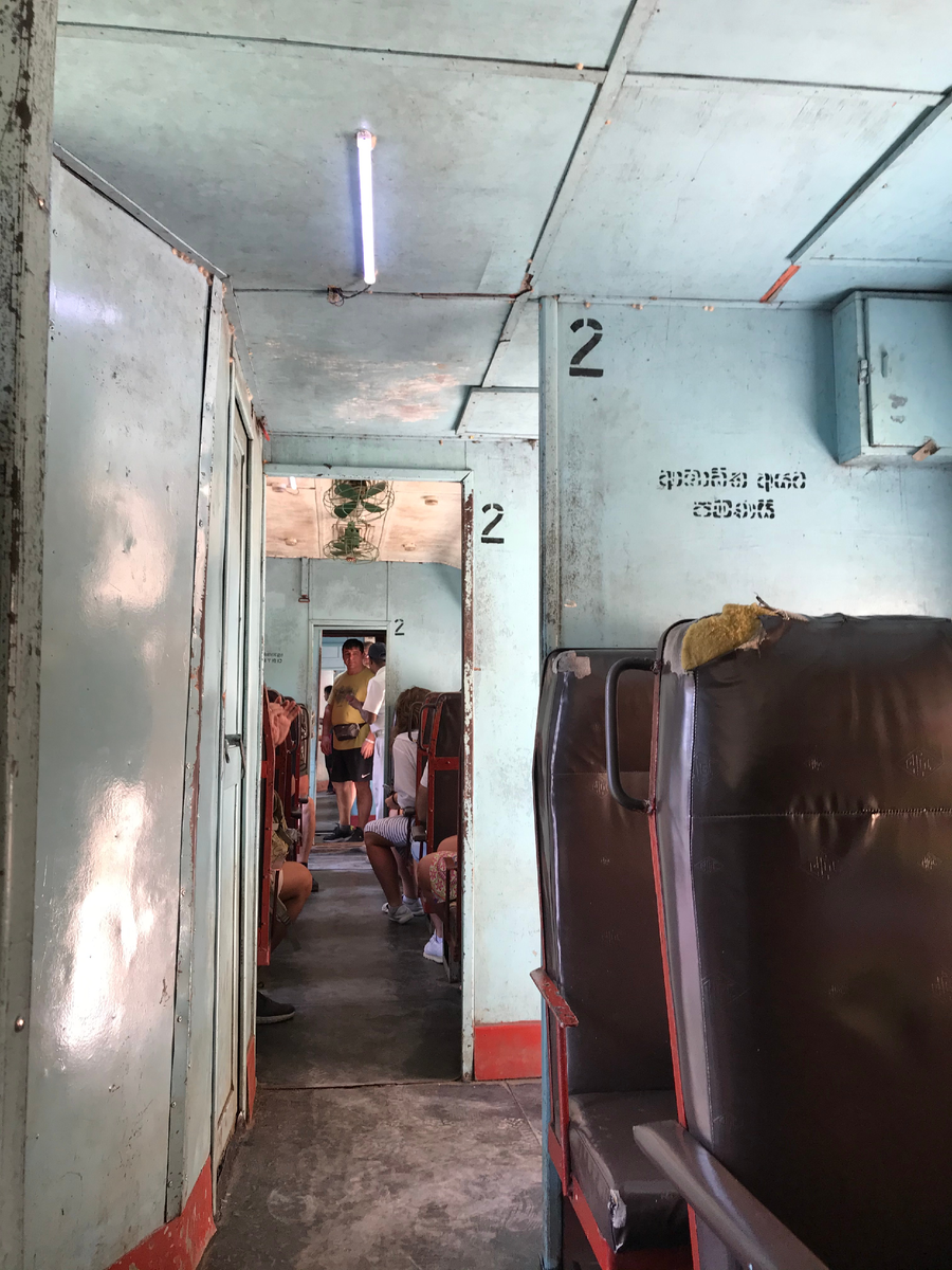 Суровые и беспощадные: как выглядят поезда на Шри-Ланке.