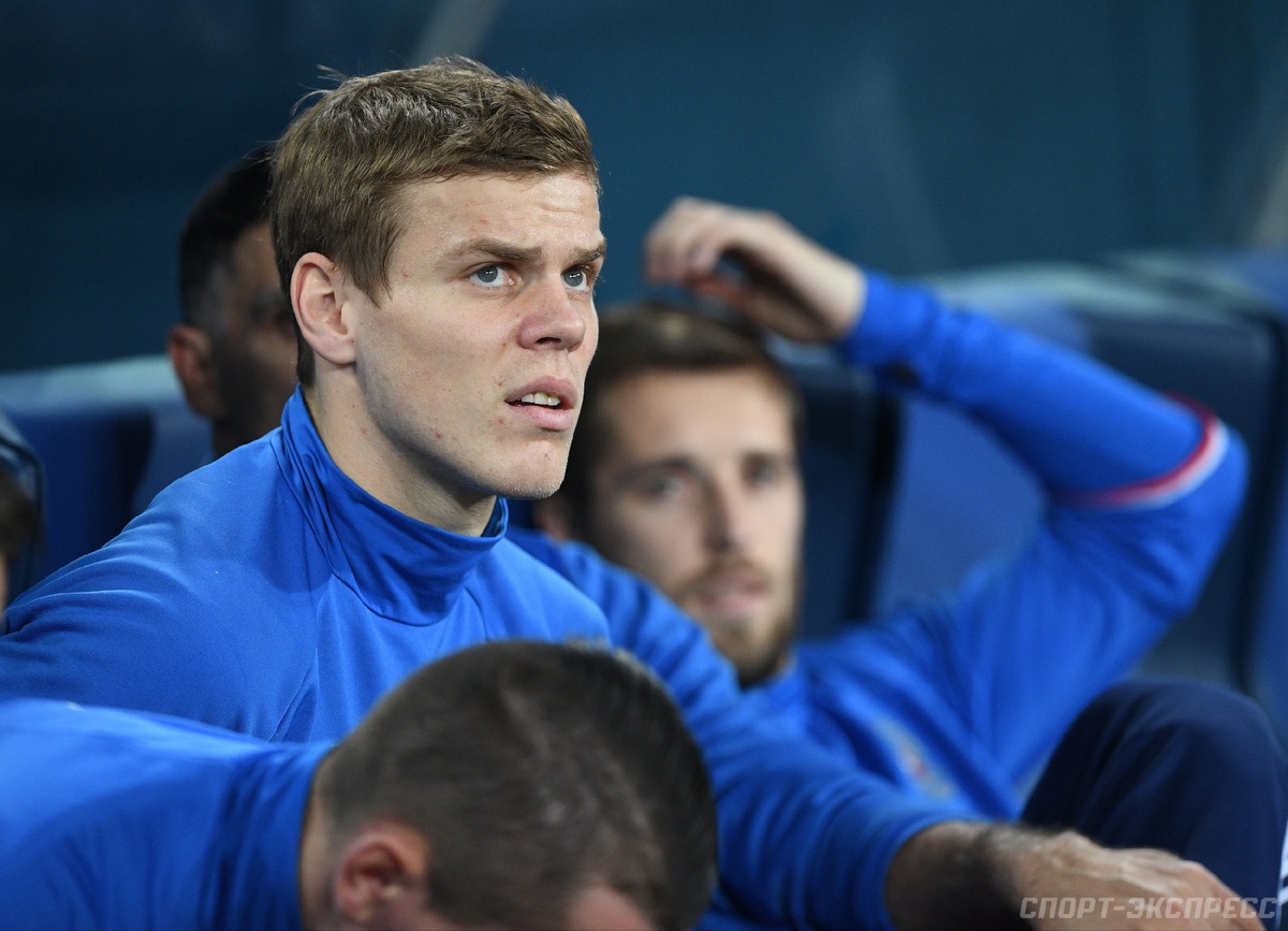 Александр Кокорин на скамейке запасных во время поединка сборной России
