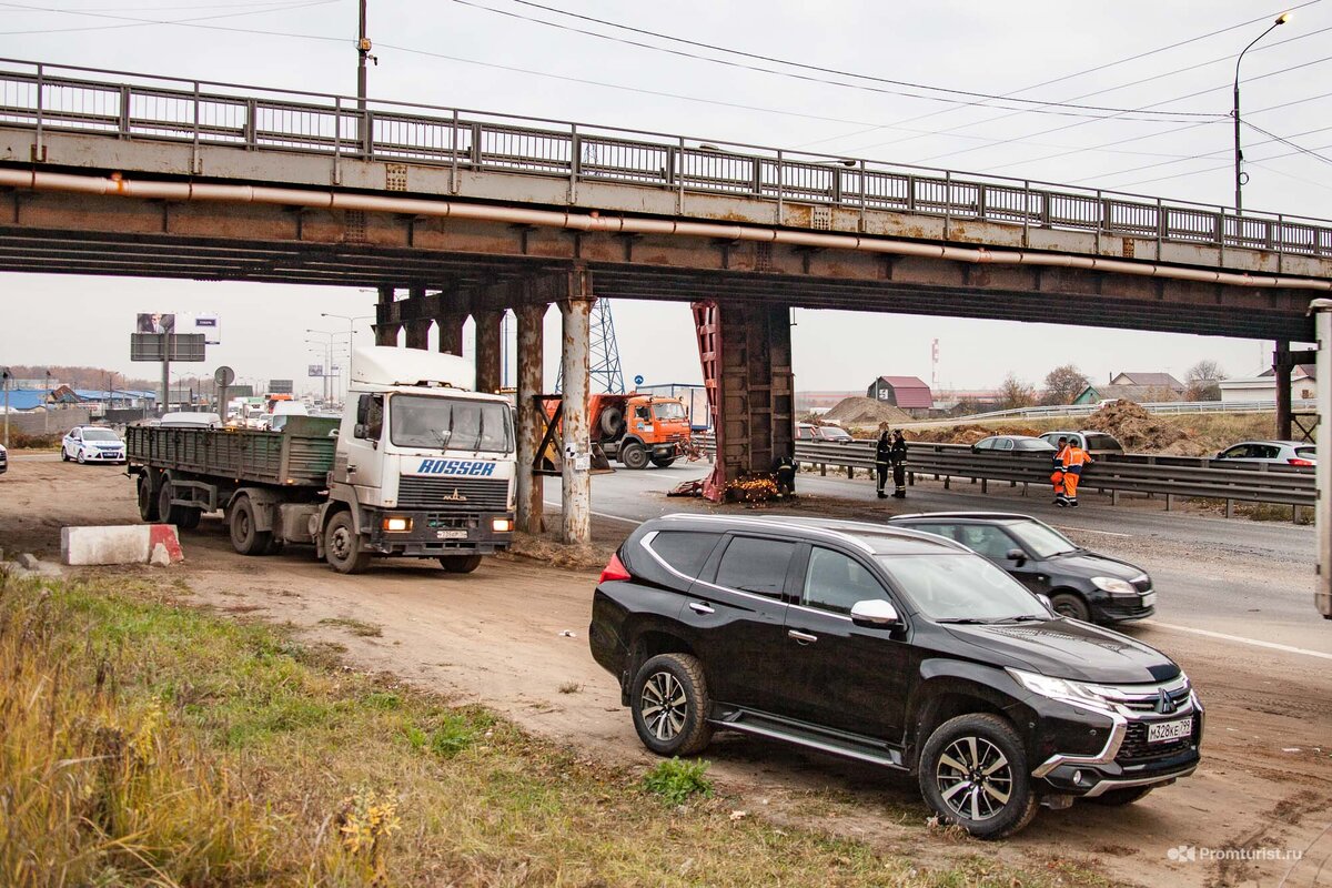 У самосвала на ходу открылся кузов и застрял под мостом. Как такое возможно? ??