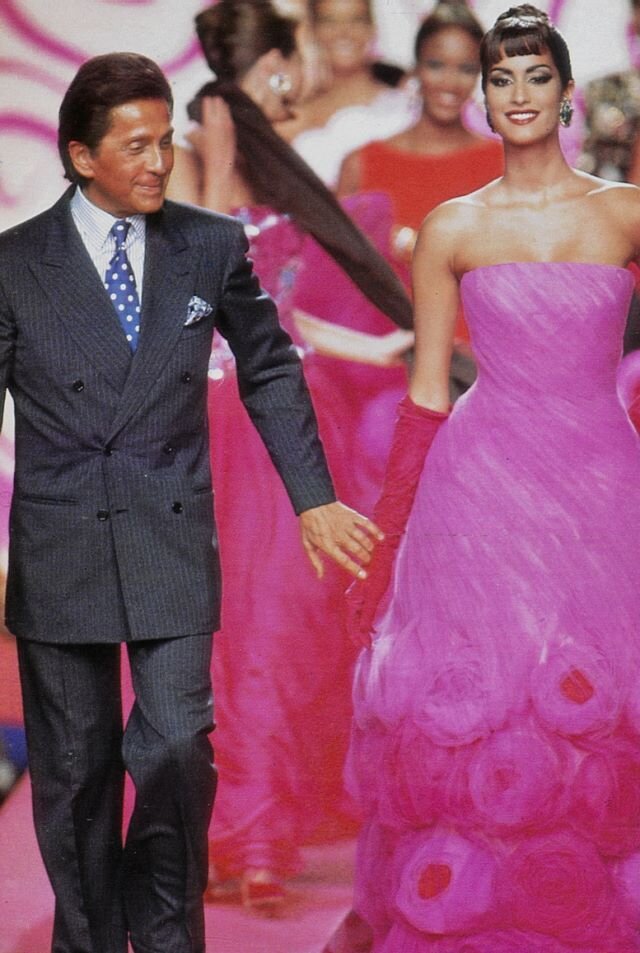 Валентино Гаравани и Ясмин Гаури, Valentino, Осень-Зима 1991, Couture. Фото: Getty Images