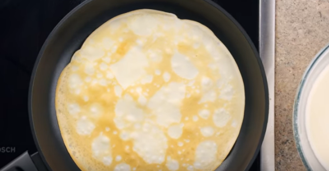 Смазать сковороду растительным маслом. Испечь блины.