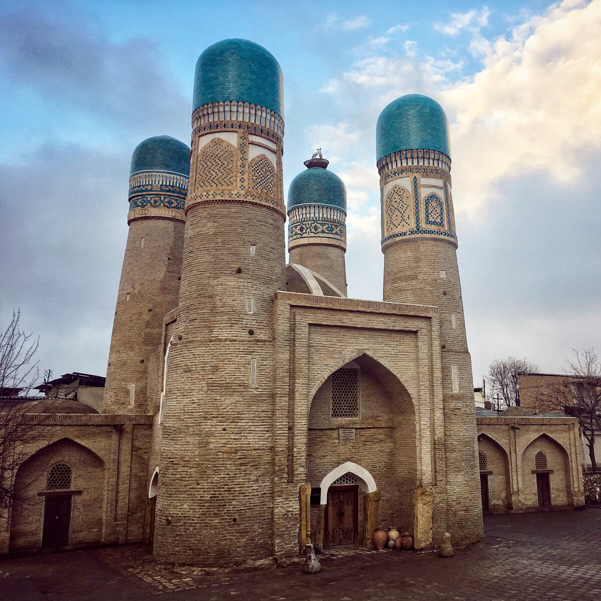 Бухара тюмень. Медресе чор минор в Бухаре. Чор минор мадрасаси. Чор-минор 2020. Бухара чор Бакр Эски расмлар.