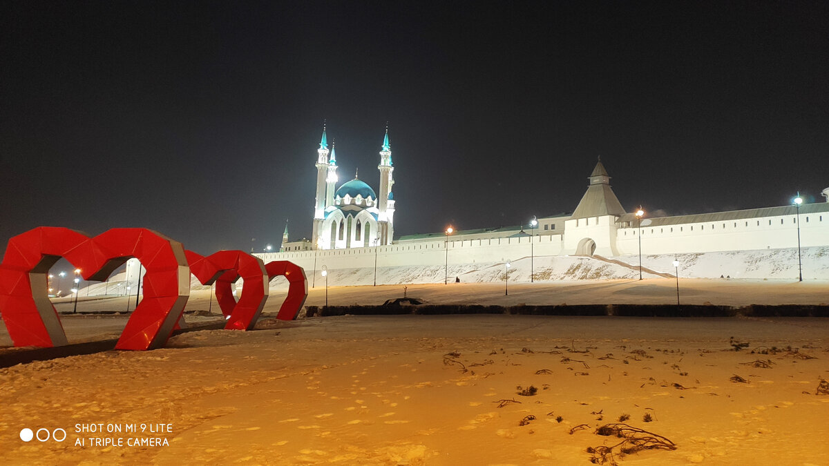 Вид на Казанский Кремль. У его основания - креативная аллея для влюблённых...
