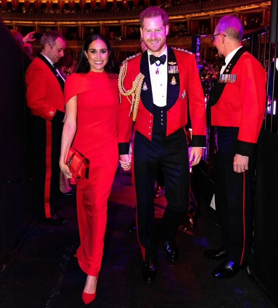 На приёме супруги выглядят вполне счастливыми 