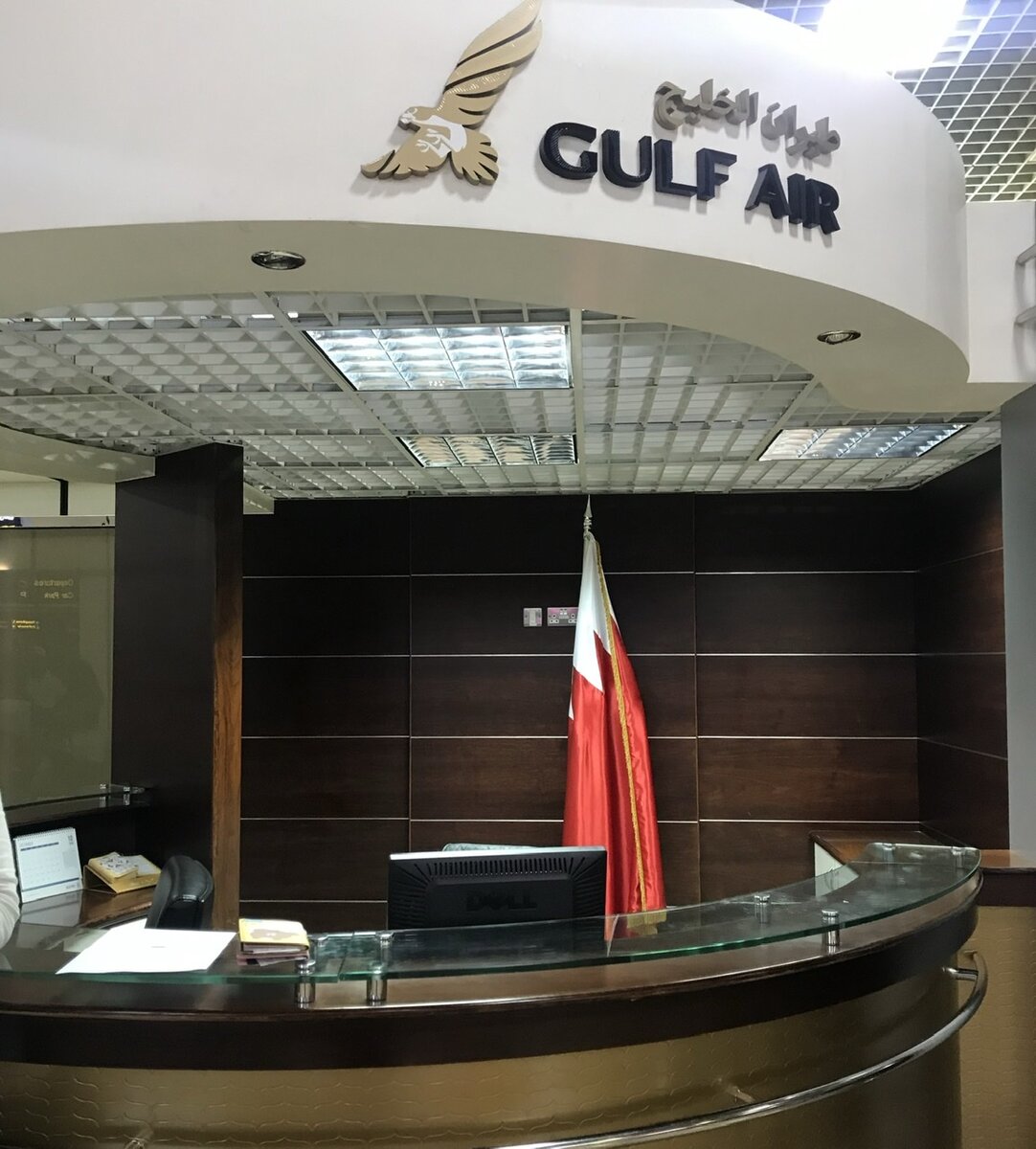 Стойка авиакомпании GulfAir в международном аэропорту Бахрейна.