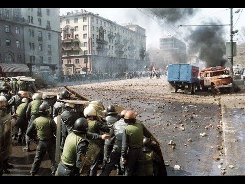 Демонстранты закидывают камнями милицию 