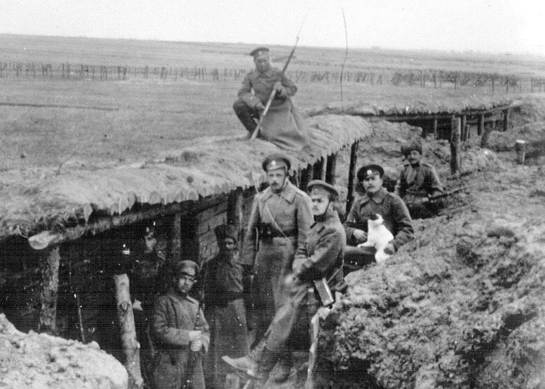 Солдаты в окопе. Фото времен Первой Мировой войны