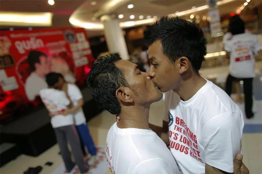 Рекорд по поцелую. Рекорд самый долгий поцелуй. Рекорд Гиннесса по поцелуям. Однополые пары в Тайланде. Самый долгий поцелуй в мире.