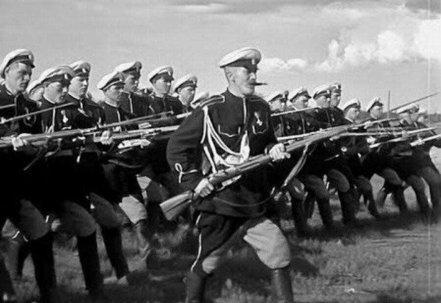 Ну, это мы уже видели ровно тридцать лет назад. Психическая атака каппелевцев, "Красиво идут,- Интелехенция !"  Это легендарный "Чапаев", которого все мальчишки 30-60-х годов знали наизусть. И сигары во рту и черная форма буржуинов - все из "Чапаева".
