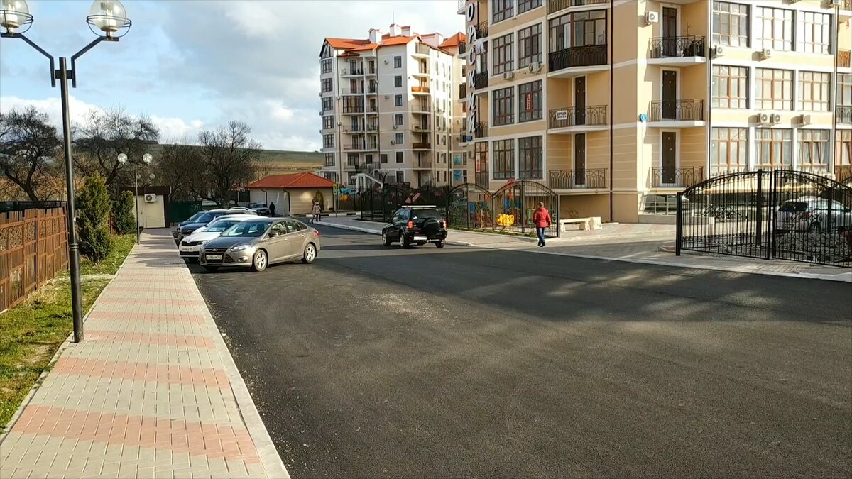 Новая дорога, пролегающая вдоль новой школы на Толстом Мысе