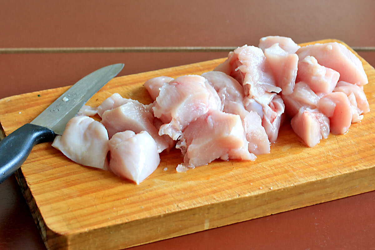 Из дома выходить нельзя. И я решила поднять настроение семье. Приготовила люля-кебаб из курицы на сковороде.