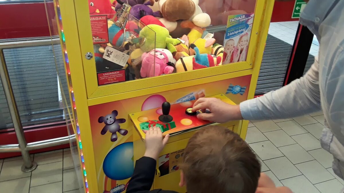 Как вытащить игрушку из автомата с первого