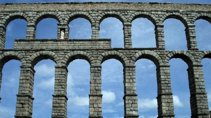 Пора подумать о вечном. Акведук в Сеговии. Фото автора поста.